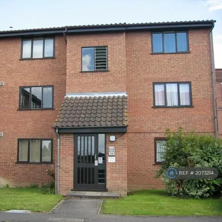 Rent this studio apartment on 6 King George's Avenue in Holywell, WD18 7QE