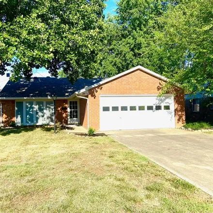 Buy this 3 bed house on 2615 Baylor Place in Owensboro, KY 42301