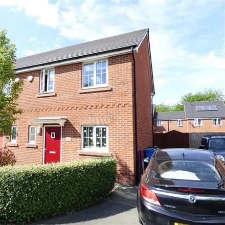 Rent this 3 bed duplex on Oak Close in Chadderton, OL9 7FH