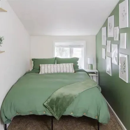Rent this 3 bed house on Mount Rainier Loop in Hood River, OR 97031