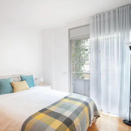 Rent this 3 bed apartment on La Vespa Burguer Bar in Carrer del Torrent de l'Olla, 99