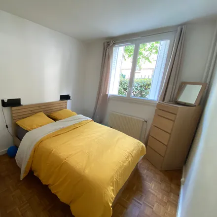Rent this 5 bed apartment on 15 Avenue du Docteur Antoine Lacroix in 94270 Le Kremlin-Bicêtre, France