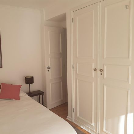 Rent this 4 bed room on Drogaria C Rodrigues in Avenida Marginal 6330B, 2765-353 Cascais e Estoril