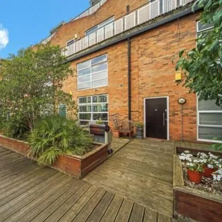 Rent this 3 bed room on Grafton Yard in London, NW5 3LQ