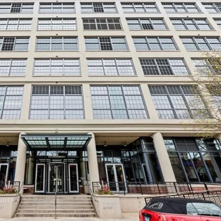 Rent this 2 bed condo on 600 West in 600 West Chicago Avenue, Chicago