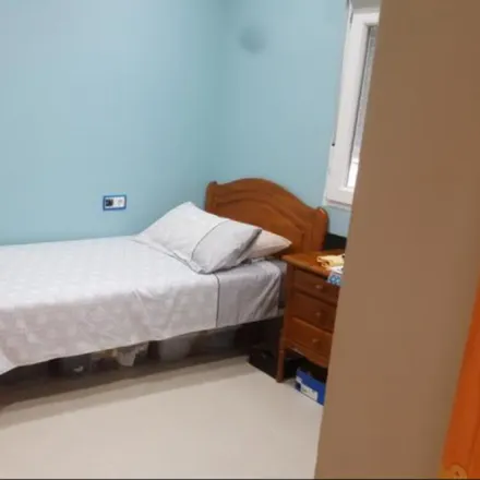 Rent this 3 bed room on Calle de la Alfalfa in 28029 Madrid, Spain