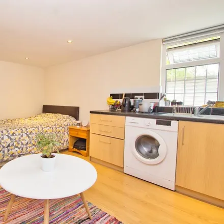 Rent this studio apartment on North Circular Road in London, NW10 7HS