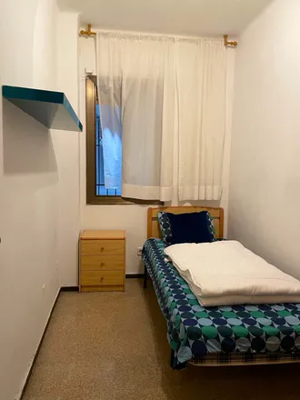 Rent this 4 bed room on Carrer de Nàpols in 25, 08013 Barcelona