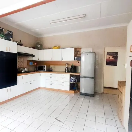 Rent this 3 bed apartment on 3rd Street in Bezuidenhoutsvallei, Johannesburg