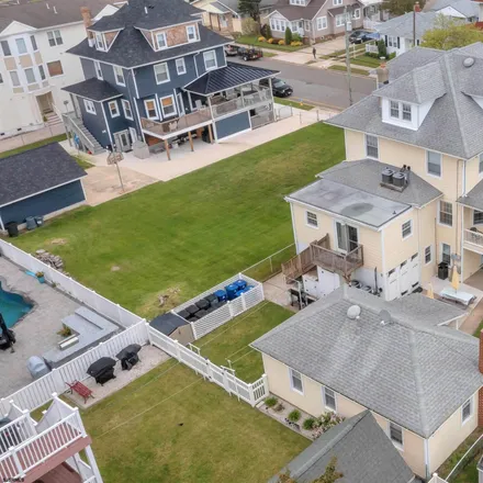 Buy this 13 bed duplex on 216 East 20th Avenue in North Wildwood, Cape May County