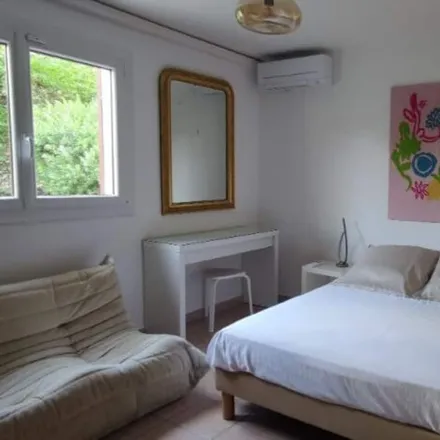 Rent this 2 bed apartment on Île-de-France in Chemin de la Carraire, 83220 Le Pradet