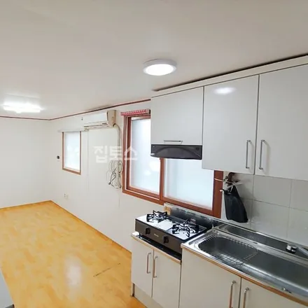 Rent this studio apartment on 서울특별시 성북구 동선동2가 148