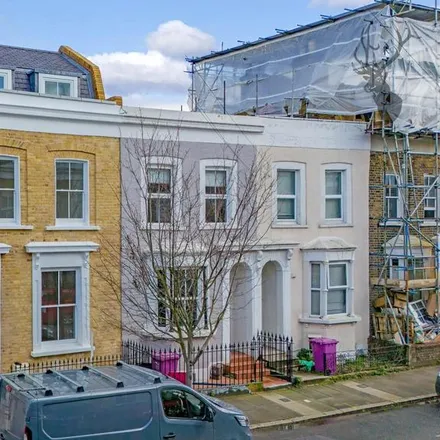 Rent this 4 bed townhouse on Ellesmere Road in London, E3 5QX