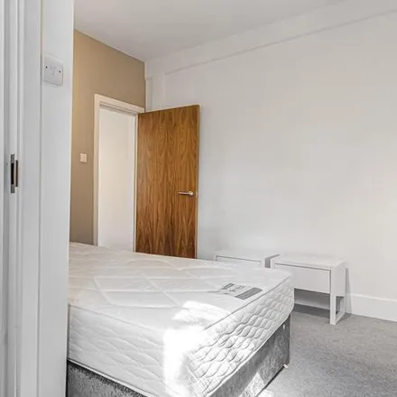 Image 5 - Chiswick Road, London, W4 5DB, United Kingdom - Apartment for rent