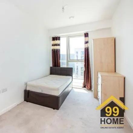 Image 3 - 25 Silvertown Way, London, E16 1DH, United Kingdom - Room for rent