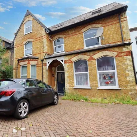 Rent this 2 bed apartment on 9 Woodside Road in London, SM1 3AF