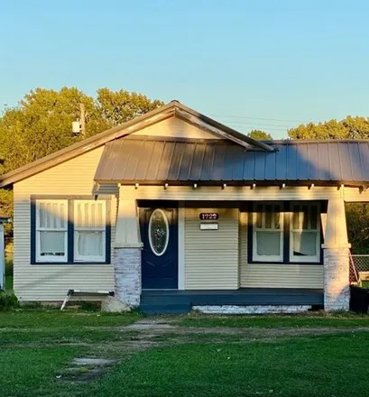 Buy this 2 bed house on 1298 South Wewoka Avenue in Wewoka, OK 74884