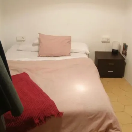 Rent this 1 bed room on Carrer de les Carolines in 4, 08012 Barcelona