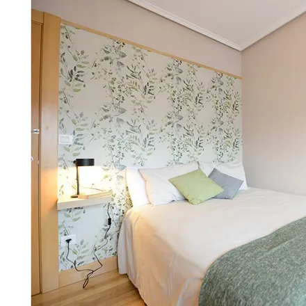 Rent this 3 bed room on Fernando Jimenez DYA kidearen kalea in 14, 48004 Bilbao