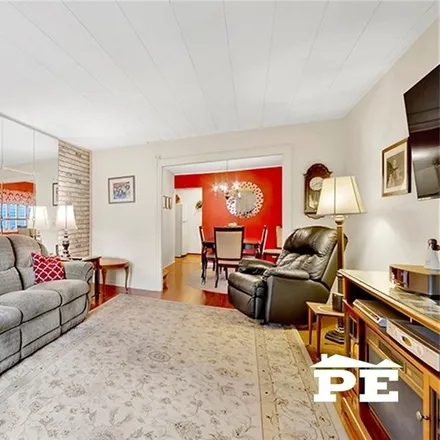 Image 4 - 1407 East 54th Street, New York, NY 11234, USA - House for sale