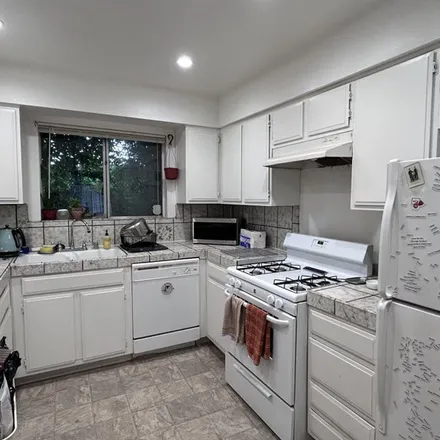 Image 2 - 1235 North Orange Grove Avenue, West Hollywood, CA 90046, USA - Townhouse for rent