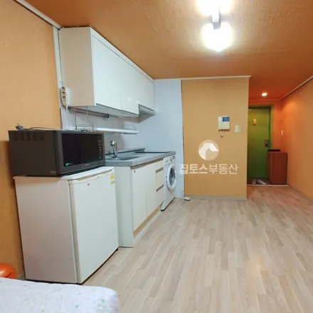 Rent this studio apartment on 서울특별시 강남구 역삼동 689-25