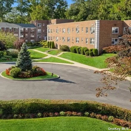 Buy this 2 bed condo on 210 Warner Avenue in Roslyn Heights, NY 11577