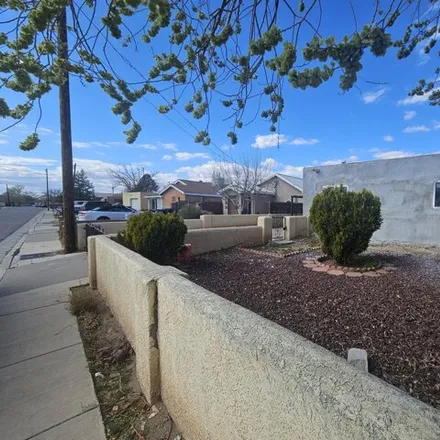 Image 2 - 545 Veranda Road Northwest, Albuquerque, NM 87107, USA - House for sale