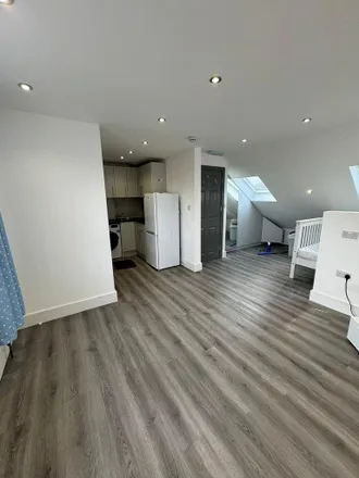 Rent this 1 bed room on Clipstone Road in London, TW3 3AD