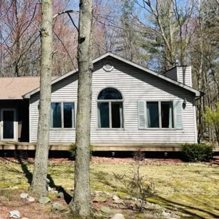 Buy this 3 bed house on 8978 Longview Drive in Morton Township, MI 49346
