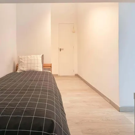 Rent this 9 bed room on Praceta das Roiçadas in 2700-363 Amadora, Portugal