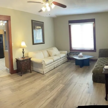 Rent this 4 bed house on Silvertown in Niagara Falls, ON L2E 3T9