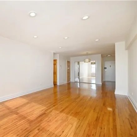 Image 8 - The Viking, 1625 Emmons Avenue, New York, NY 11235, USA - Apartment for sale