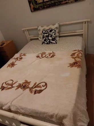 Rent this 4 bed room on Rua de Moçambique 24 in 1170-245 Lisbon, Portugal