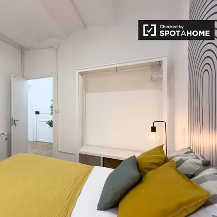 Rent this 4 bed room on Carrer de les Penedides in 1B, 08001 Barcelona