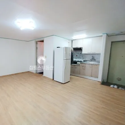 Rent this studio apartment on 서울특별시 송파구 삼전동 113-6