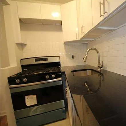 Image 4 - 3243 Bruner Avenue, New York, NY 10469, USA - Townhouse for sale