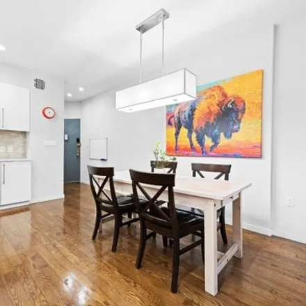 Image 2 - 207 East 21st Street, New York, NY 10010, USA - Apartment for sale
