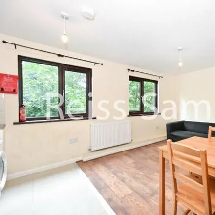 Image 4 - Rolls Road, London, SE1 5HH, United Kingdom - Townhouse for rent