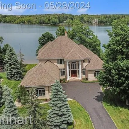 Buy this 5 bed house on 5979 Hartford Way in Genoa Charter Township, MI 48116