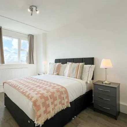 Image 5 - Lords View (2-83), Oak Tree Road, London, NW8 7HG, United Kingdom - Room for rent