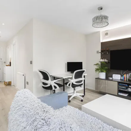 Buy this 1 bed apartment on Lankaster Gardens in London, N2 9FH