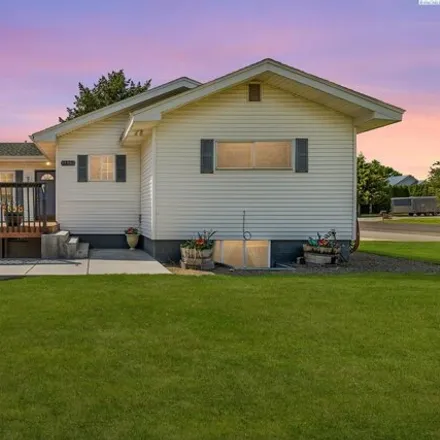 Buy this 4 bed house on 2453 North Road 92 in Pasco, WA 99301
