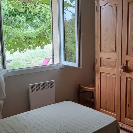Rent this 2 bed house on Route de Methamis in 84570 Malemort-du-Comtat, France