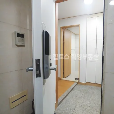 Rent this studio apartment on 서울특별시 강남구 역삼동 636-32