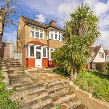 Rent this 4 bed townhouse on Bankhurst Road in London, SE6 4YA