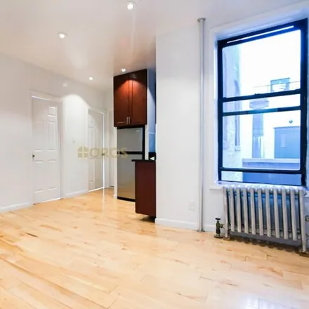 Image 2 - 262 East 2nd Street, New York, NY 10009, USA - House for rent
