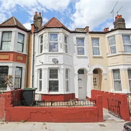 Rent this 6 bed townhouse on Roseberry Gardens in London, N4 1JJ