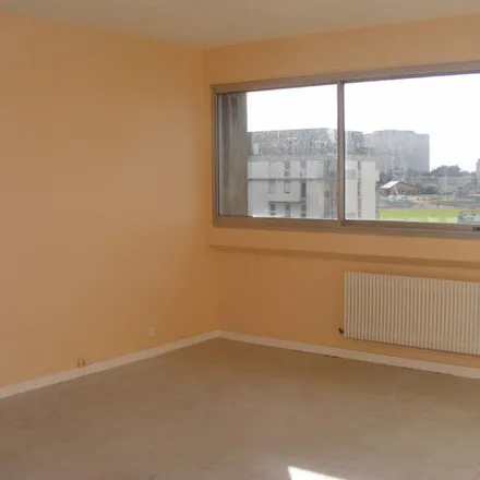 Image 3 - 2 Place du Petit Vertige, 14200 Hérouville-Saint-Clair, France - Apartment for rent