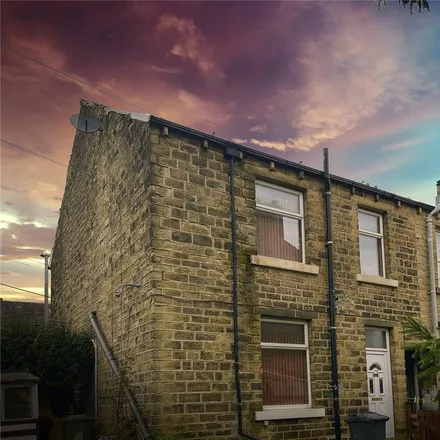 Rent this 2 bed townhouse on Tanfield Road in Huddersfield, HD1 5HG
